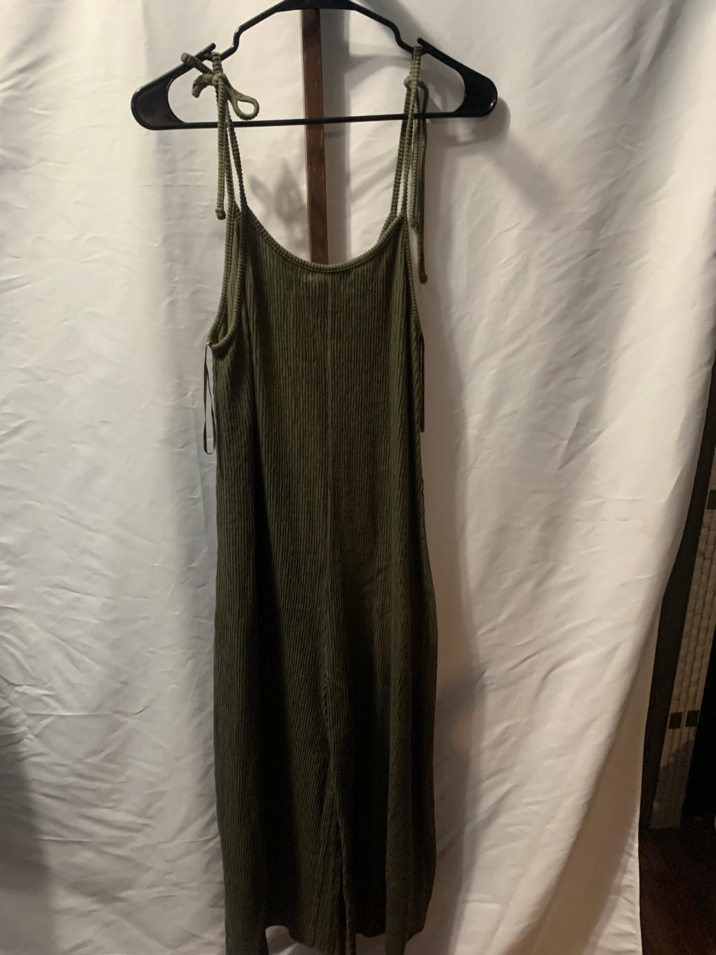 Pull & Bear wide-leg jumpsuit / dungaree with tie-shoulder straps and scoop neck in olive / khaki green.  Lightweight ribbed stretch fabric.