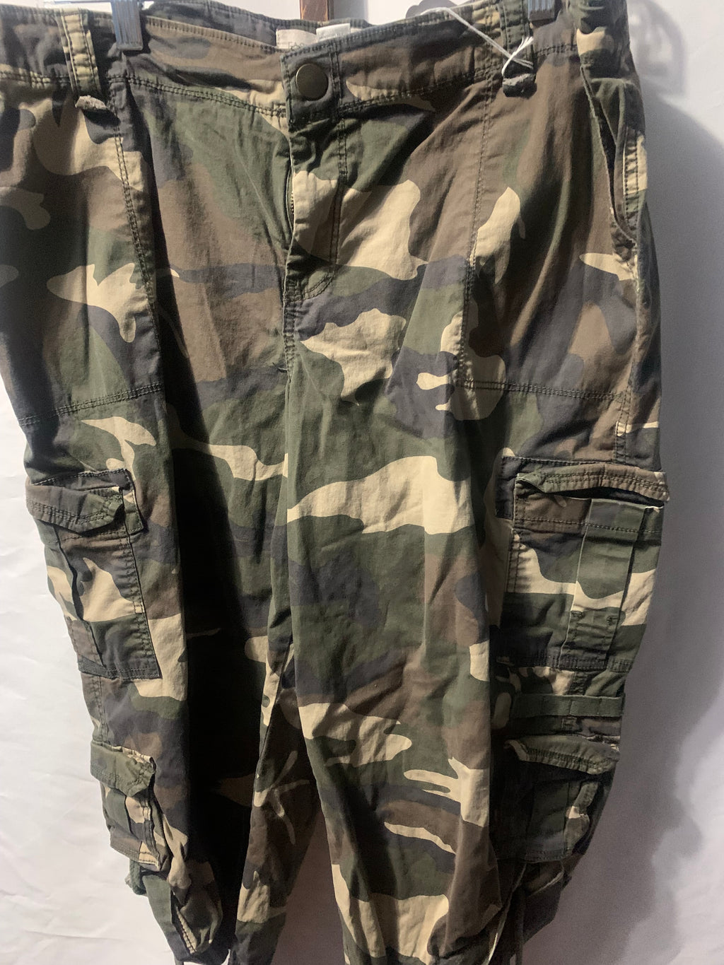 Fashion Bug Camo Cargo Pants
Size: 16W
#cargo #military
