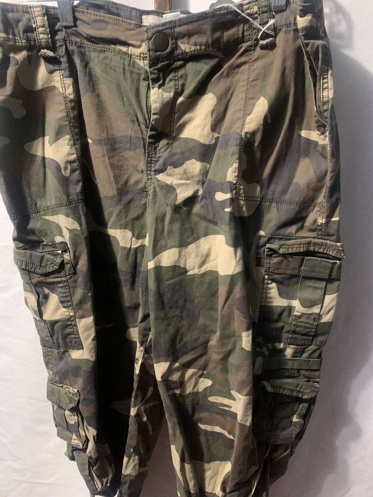 Fashion Bug Camo Cargo Pants
Size: 16W
#cargo #military