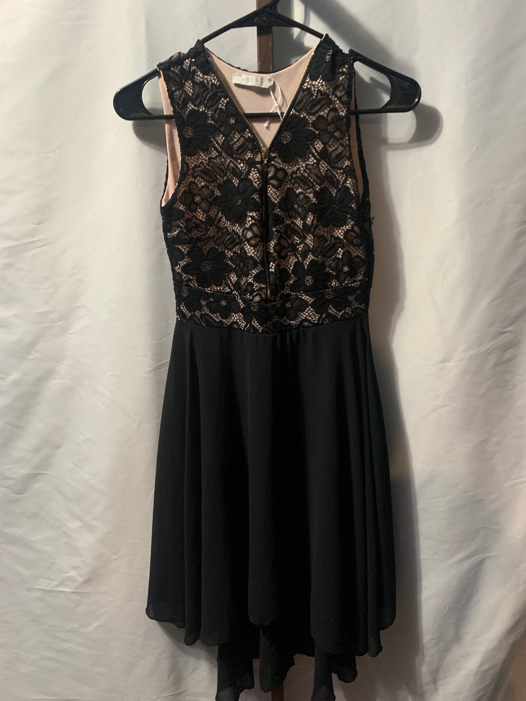 Piaza Italia Black lace dress with floral pattern and zipper detail #lace #floral

Made in Italy