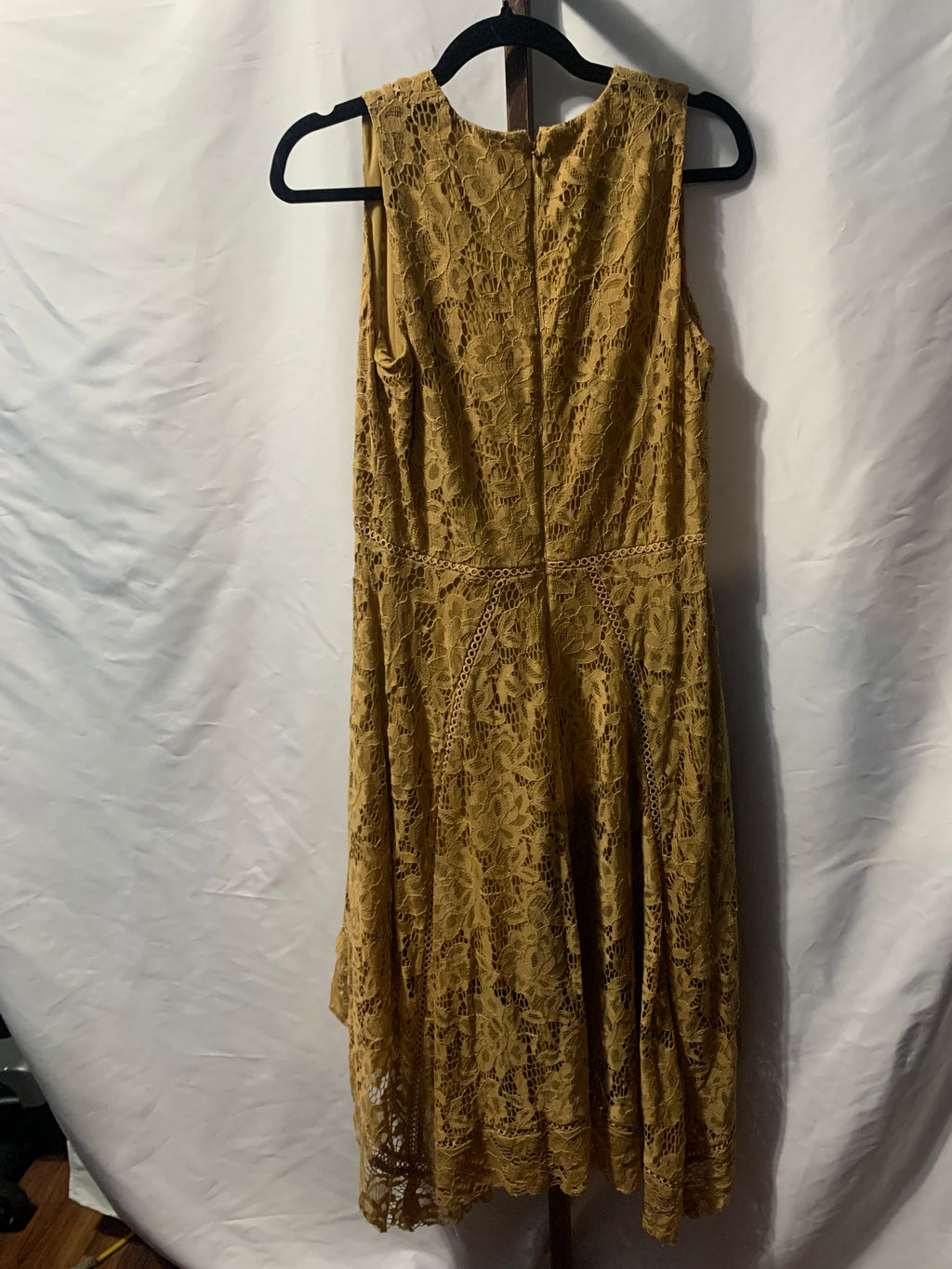 Taylor yellow lace dress with floral embroidery #lace #floral
