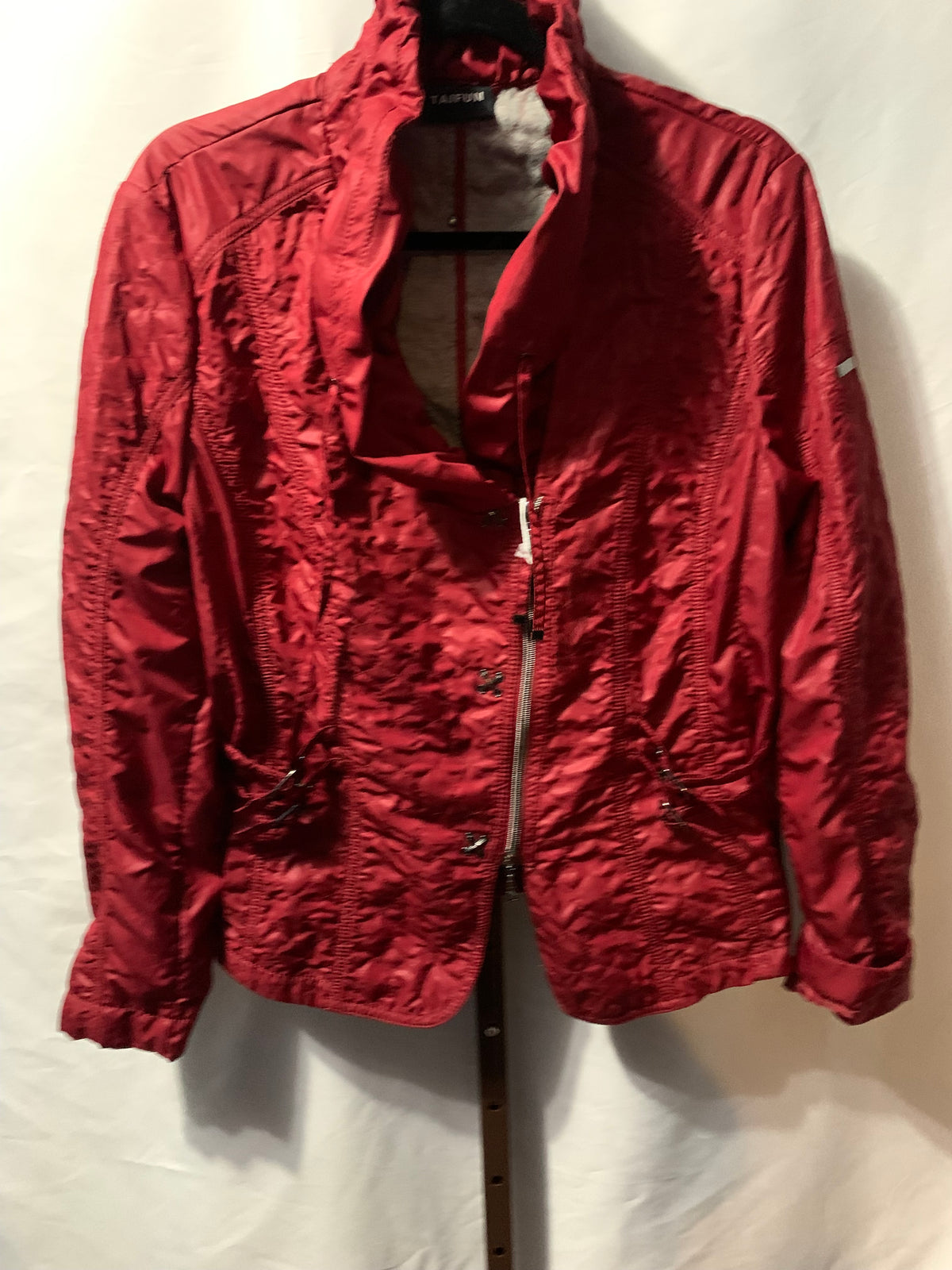 Red Taifun windbreaker jacket with quilted lining #windbreaker #outdooor

Size 14