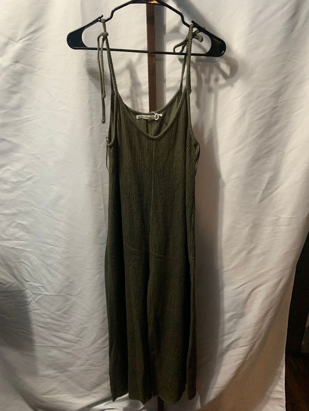 Pull & Bear wide-leg jumpsuit / dungaree with tie-shoulder straps and scoop neck in olive / khaki green.  Lightweight ribbed stretch fabric.