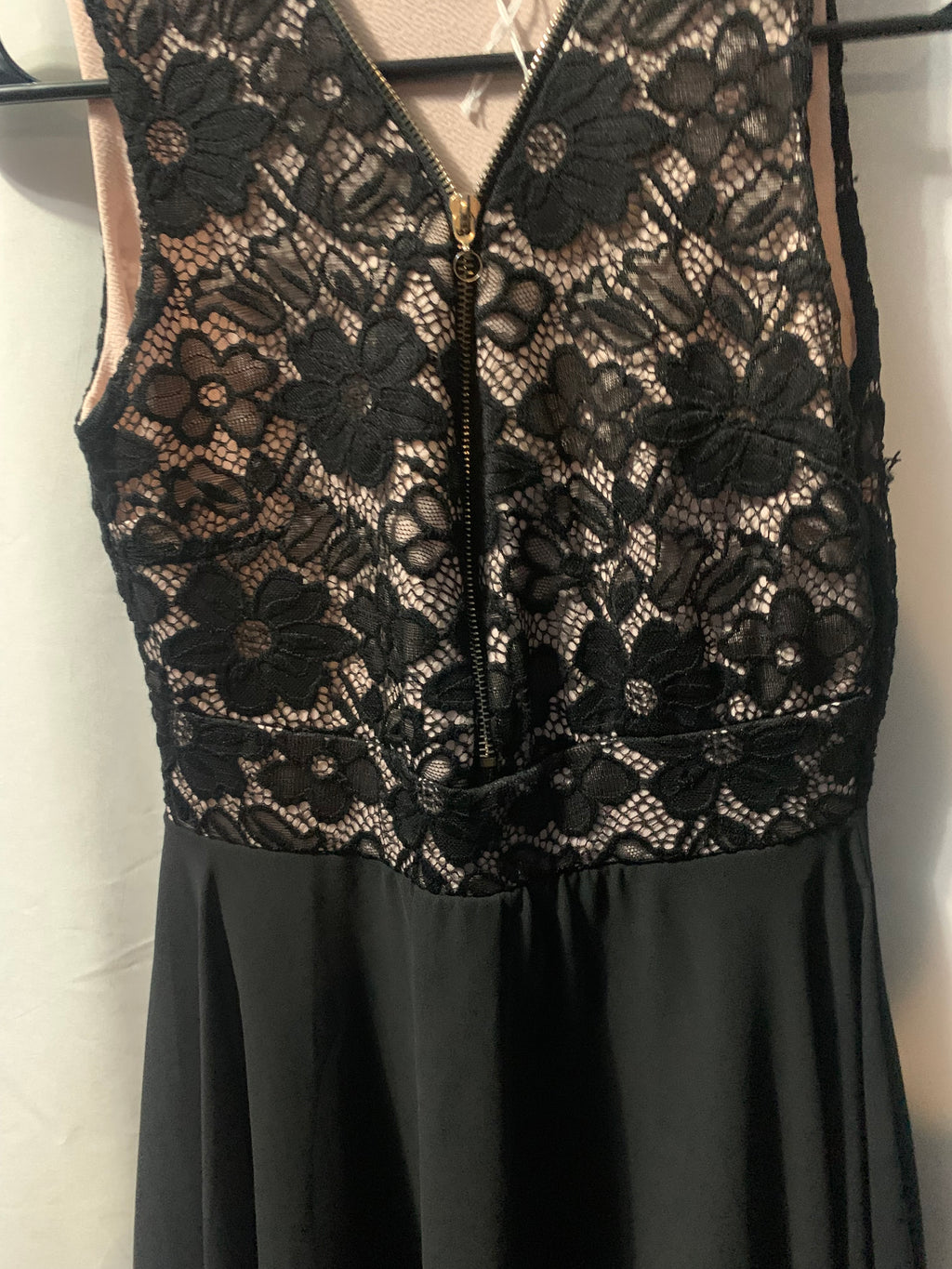 Piaza Italia Black lace dress with floral pattern and zipper detail #lace #floral

Made in Italy
