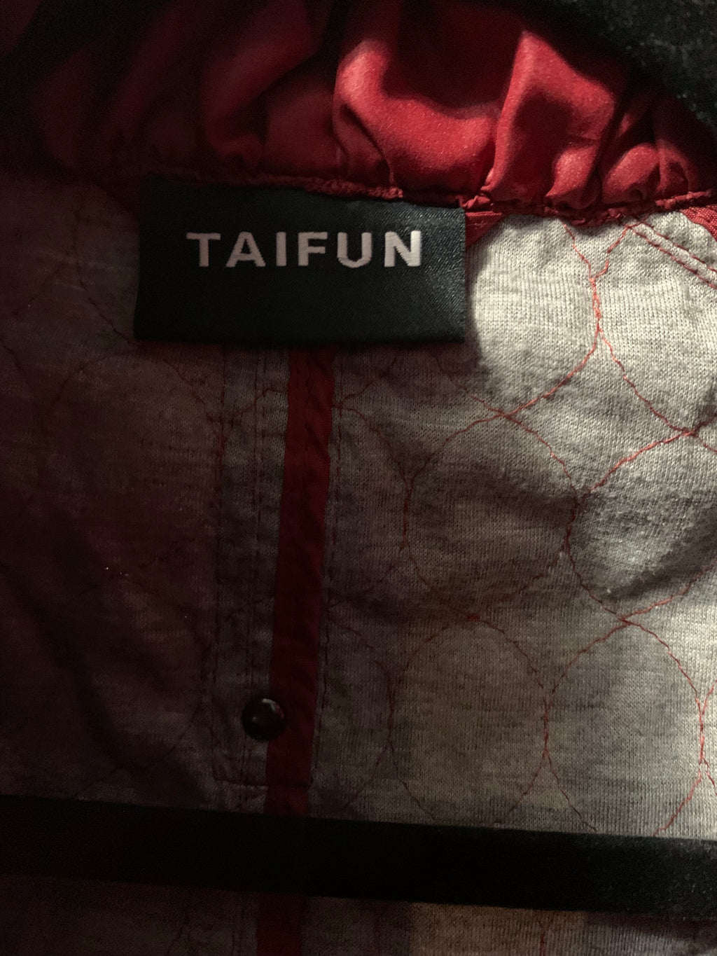 Red Taifun windbreaker jacket with quilted lining #windbreaker #outdooor

Size 14