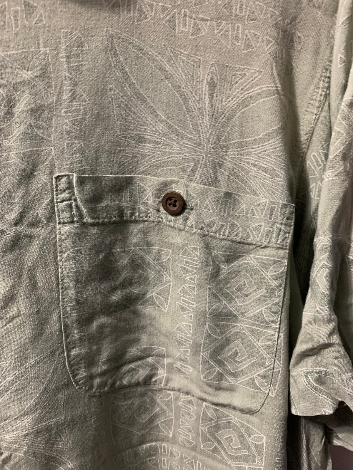 Red Macaw Trading Company Men's XL Green Button Up Shirt with Subtle Geometric Pattern
100% rayon
#menswear #geometric