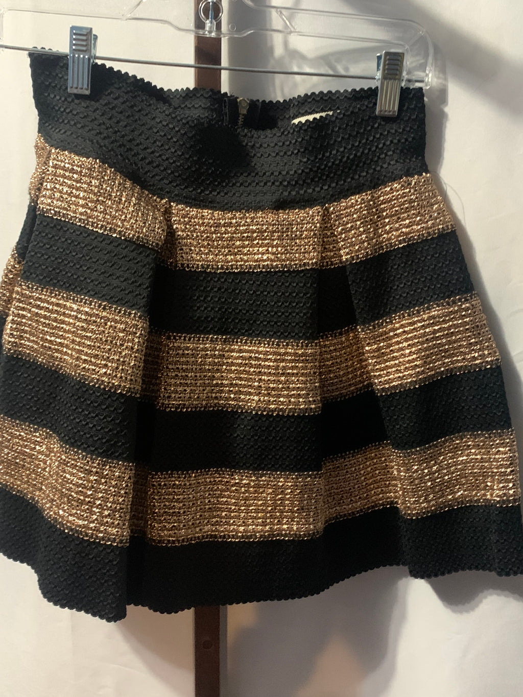 Black and gold horizontal striped mini skirt with zipper closure #glamour #party