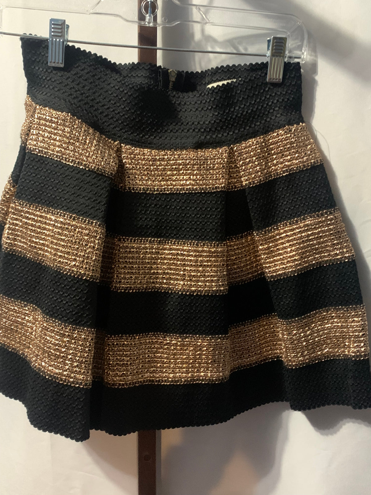 Black and gold horizontal striped mini skirt with zipper closure #glamour #party