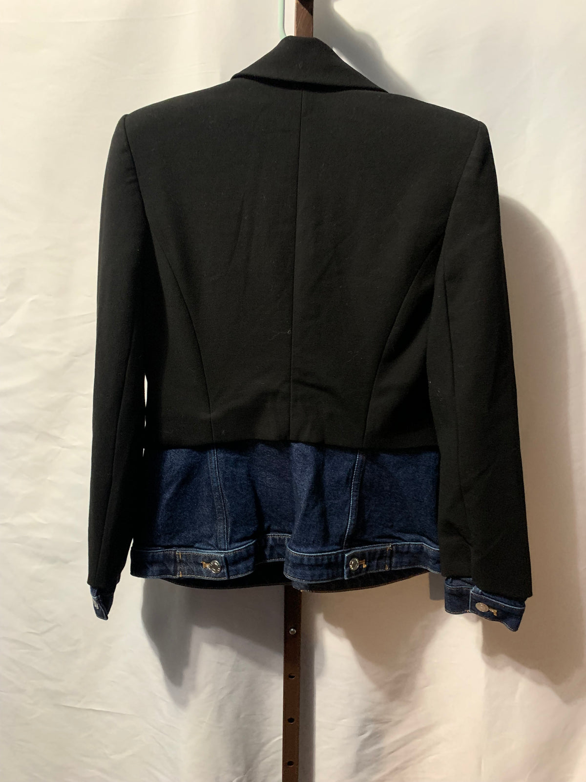 Express Tailored black single breasted blazer top, with medium-wash denim hem and cuffs, decorative front pockets.

Size XS