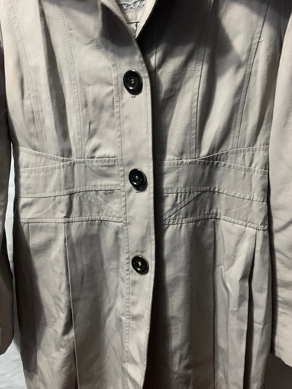 Guess beige trench coat with buttons, size M #trench #guess