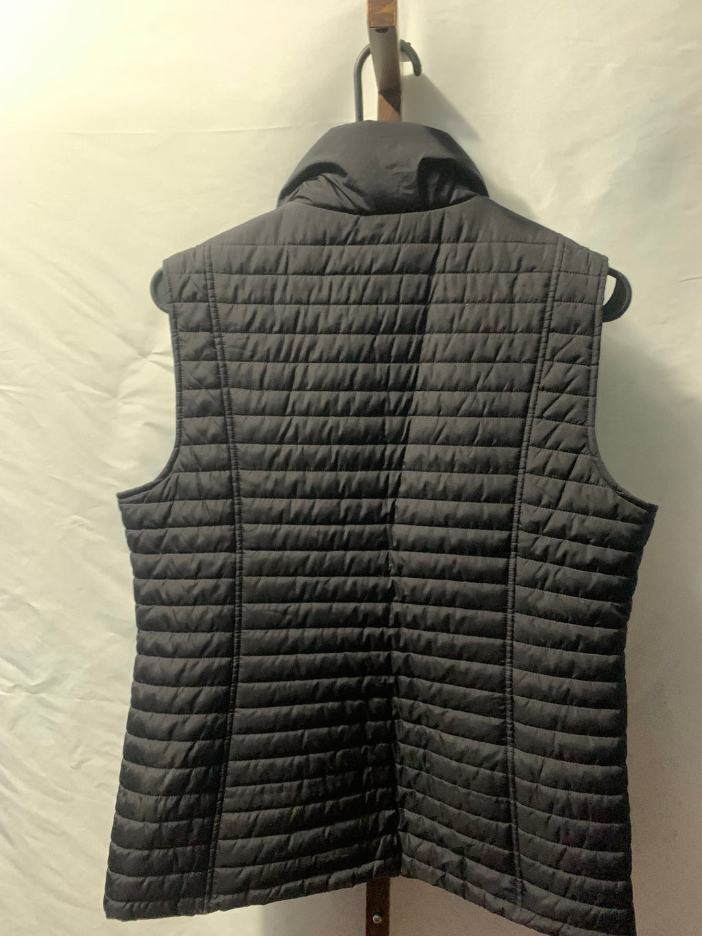 Black small Lands' End puffer vest with horizontal quilting #gilet #outerwear