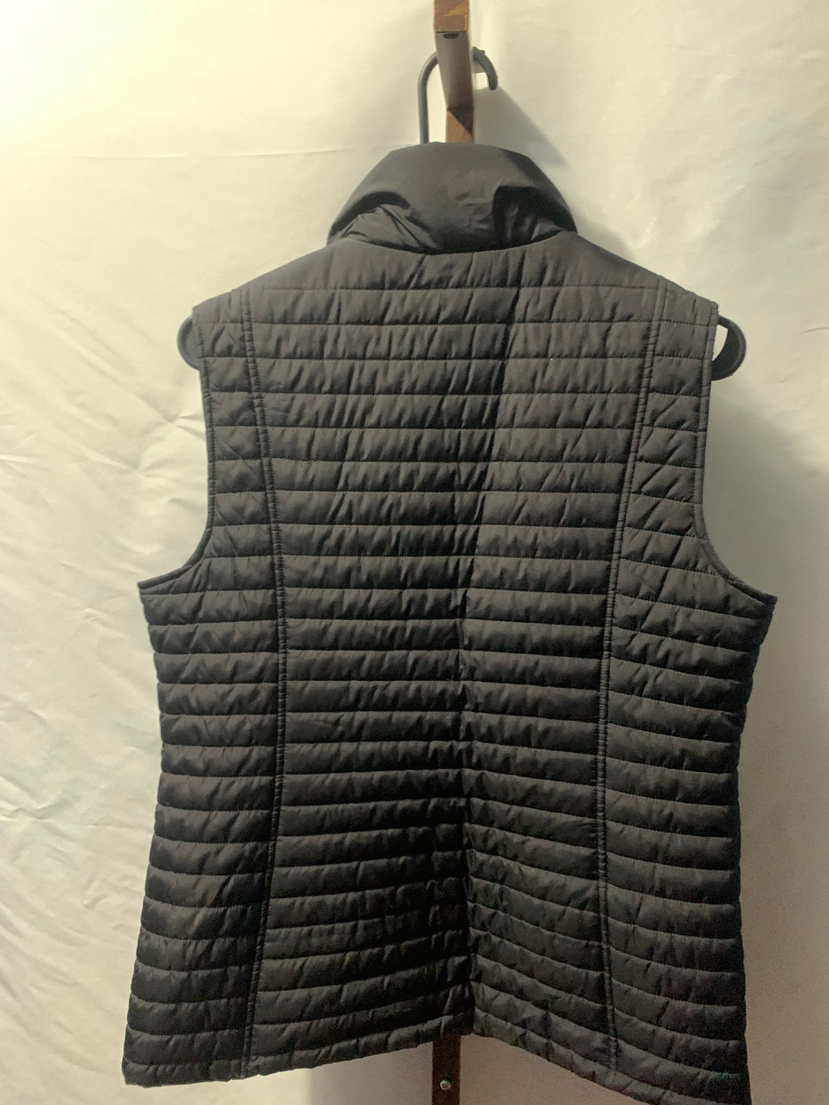 Black small Lands' End puffer vest with horizontal quilting #gilet #outerwear