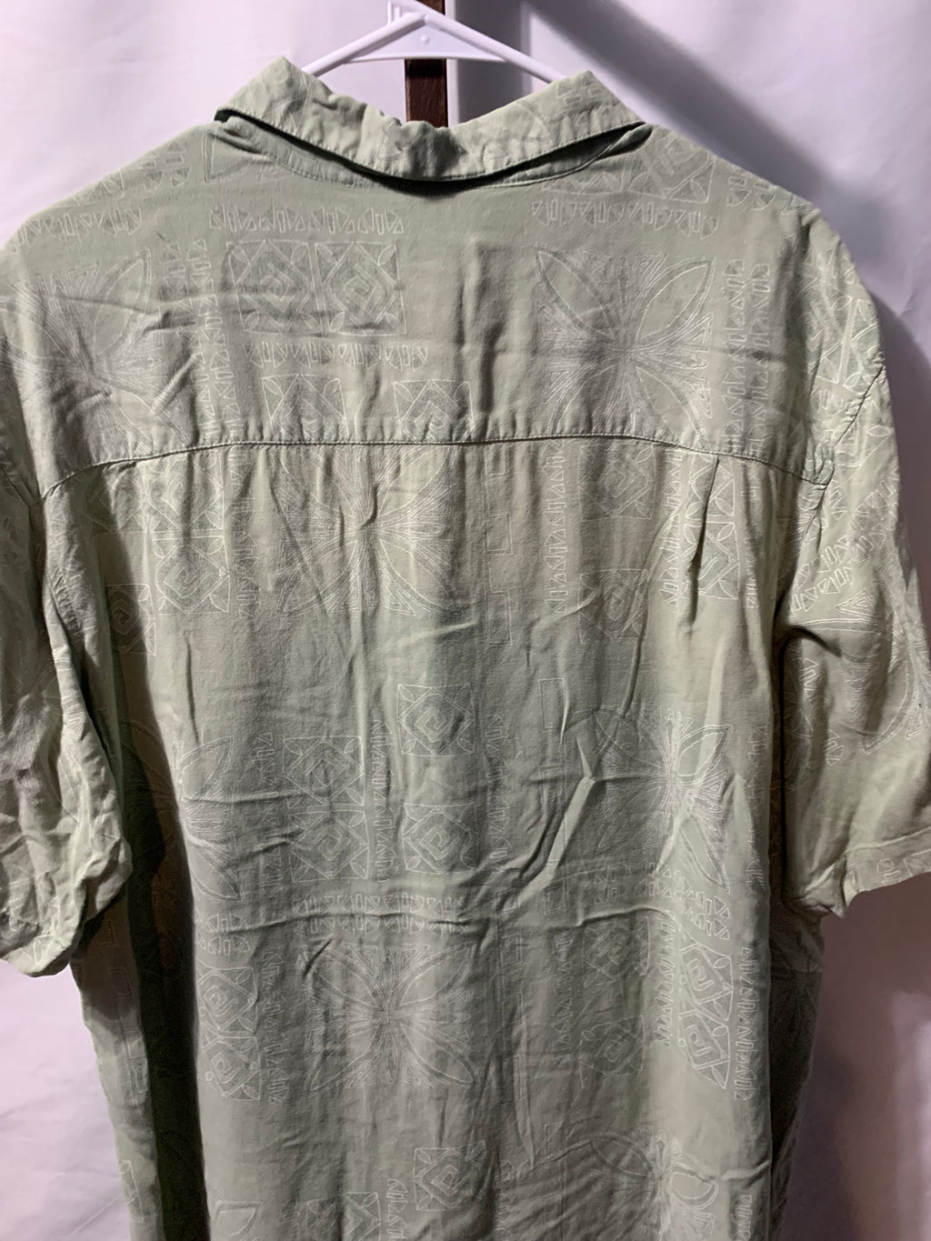 Red Macaw Trading Company Men's XL Green Button Up Shirt with Subtle Geometric Pattern
100% rayon
#menswear #geometric
