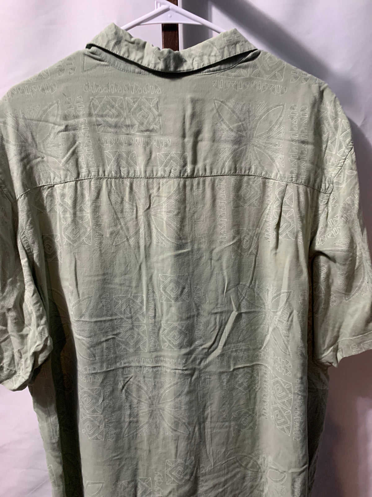 Red Macaw Trading Company Men's XL Green Button Up Shirt with Subtle Geometric Pattern
100% rayon
#menswear #geometric