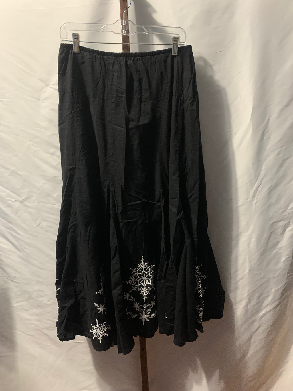Karen Kane Black linen midi skirt with white snowflake embroidery