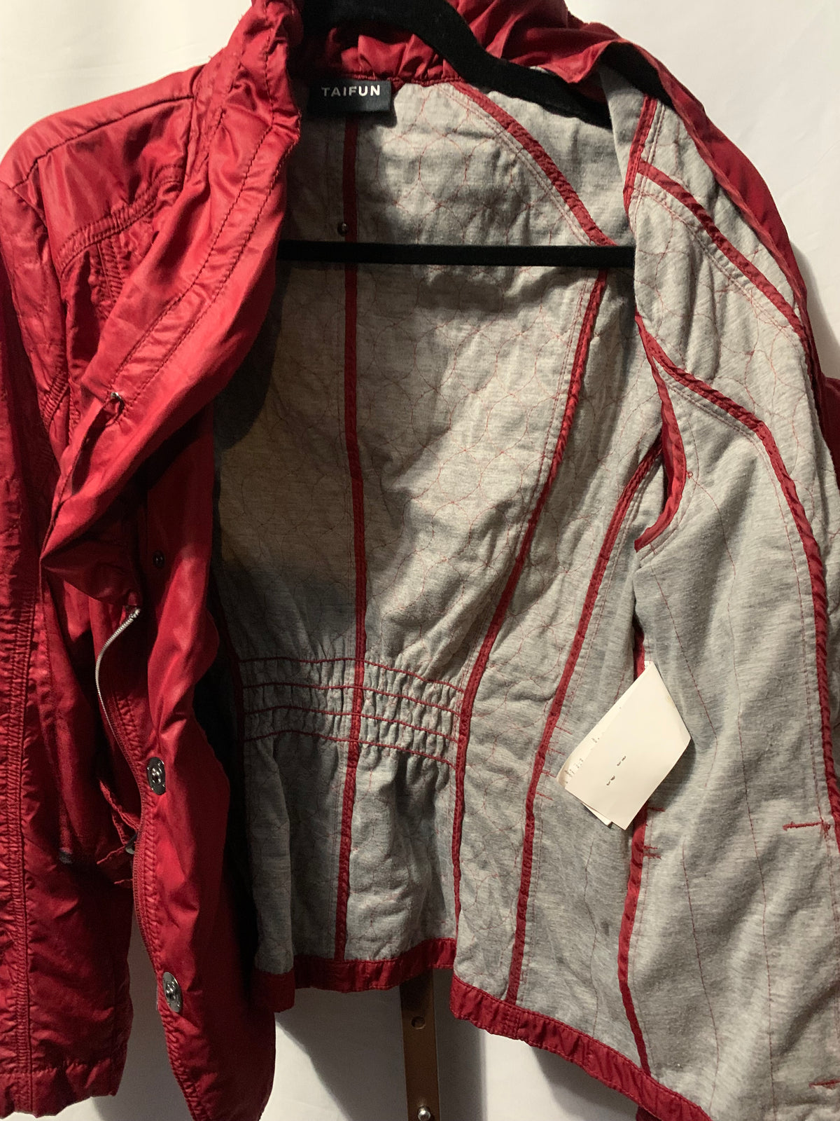 Red Taifun windbreaker jacket with quilted lining #windbreaker #outdooor

Size 14