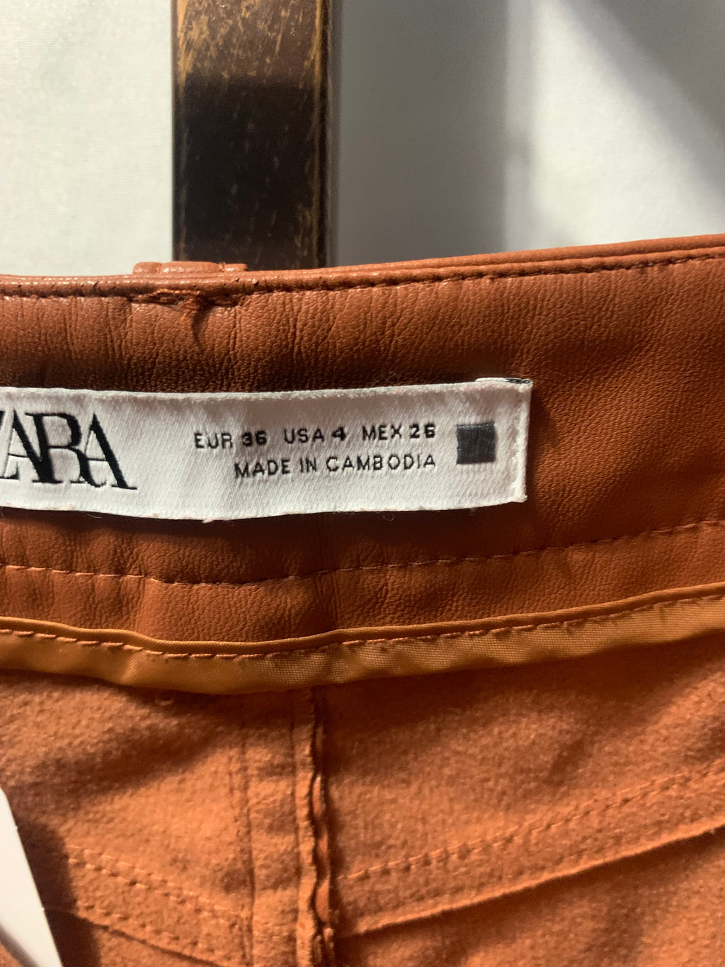 Zara brown faux leather pants in a US 4 #leatherpants #designer