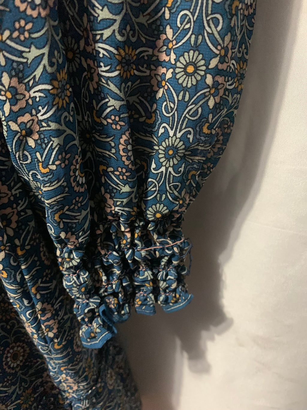 Max Studio blue and beige floral print dress with ruffle sleeves and smocked waist, size S #floraldress #boho12