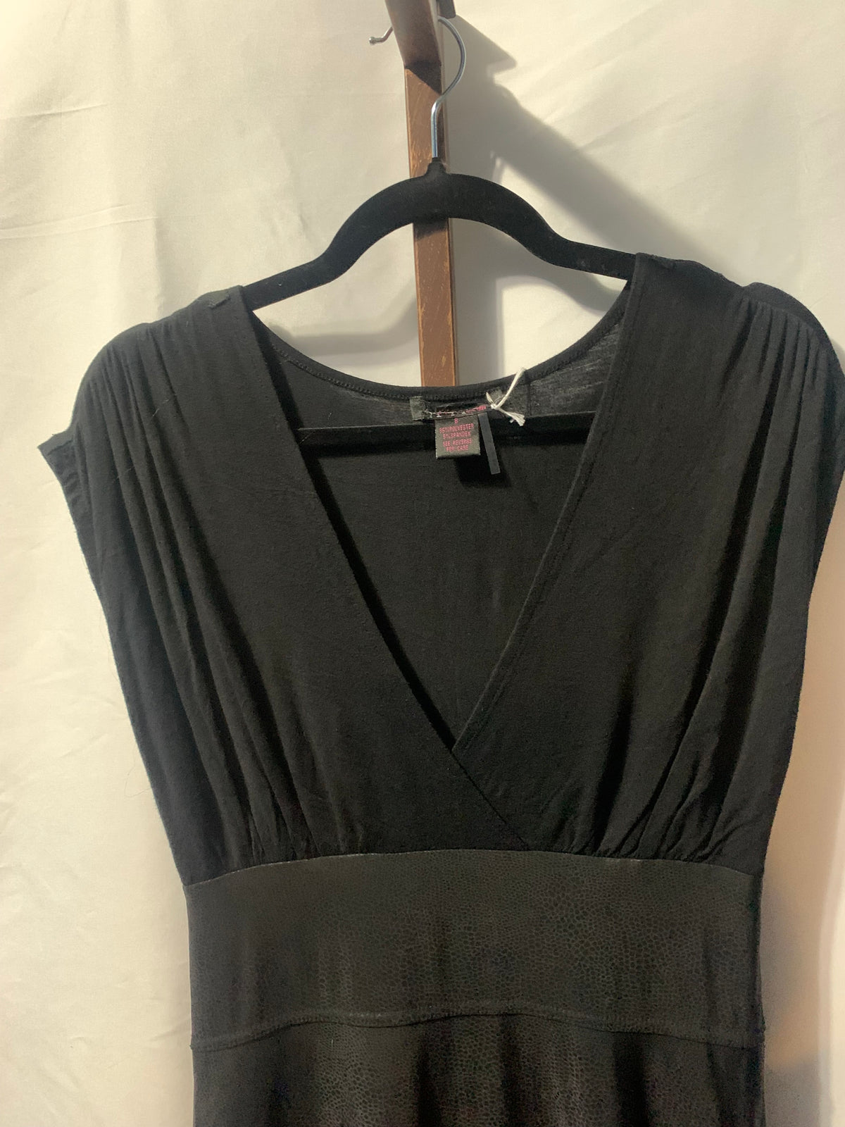 Black polyester & spandex mini dress with V-neckline and cap sleeves, size 8 #mini #vneck
