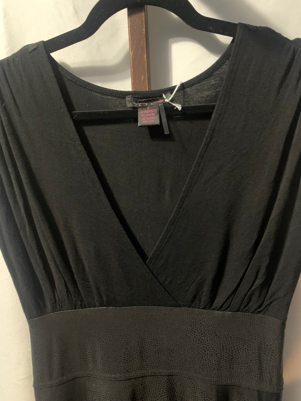 Black polyester & spandex mini dress with V-neckline and cap sleeves, size 8 #mini #vneck