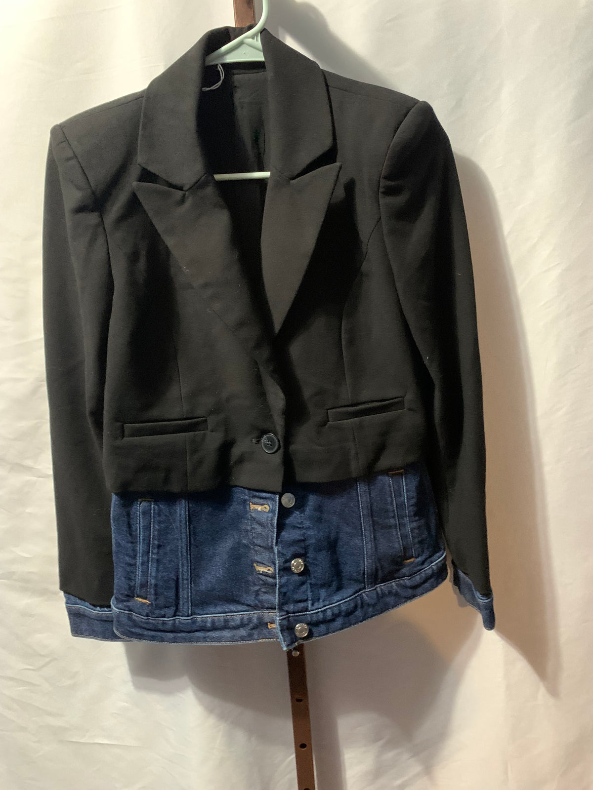 Express Tailored black single breasted blazer top, with medium-wash denim hem and cuffs, decorative front pockets.

Size XS