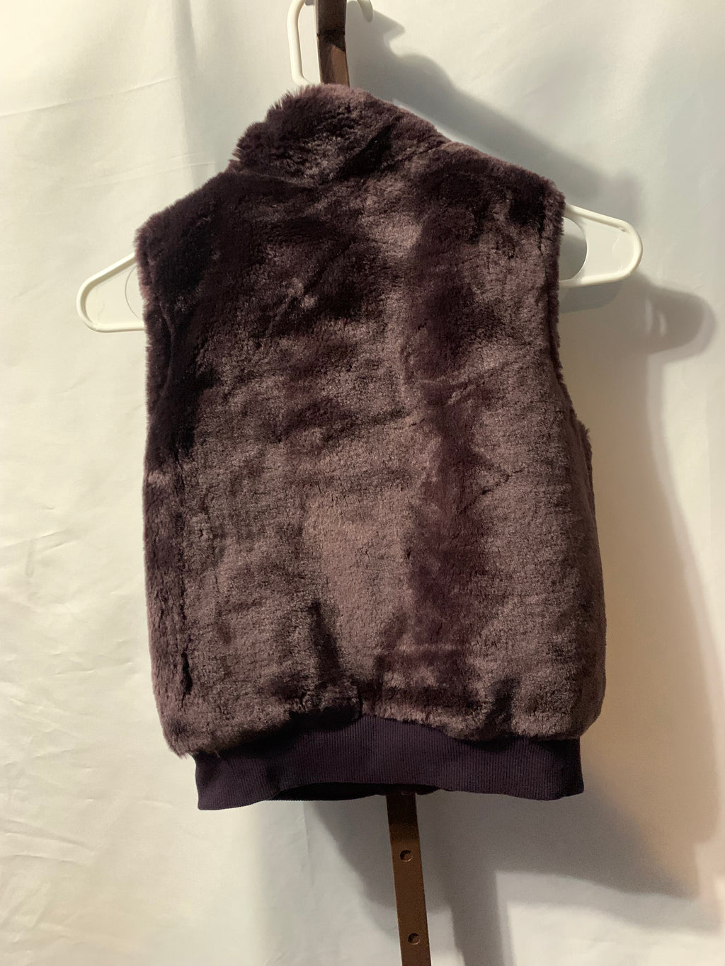 Gymboree girls brown faux fur vest in size M (7-8). Acrylic & polyester blend. #gymwear #vest