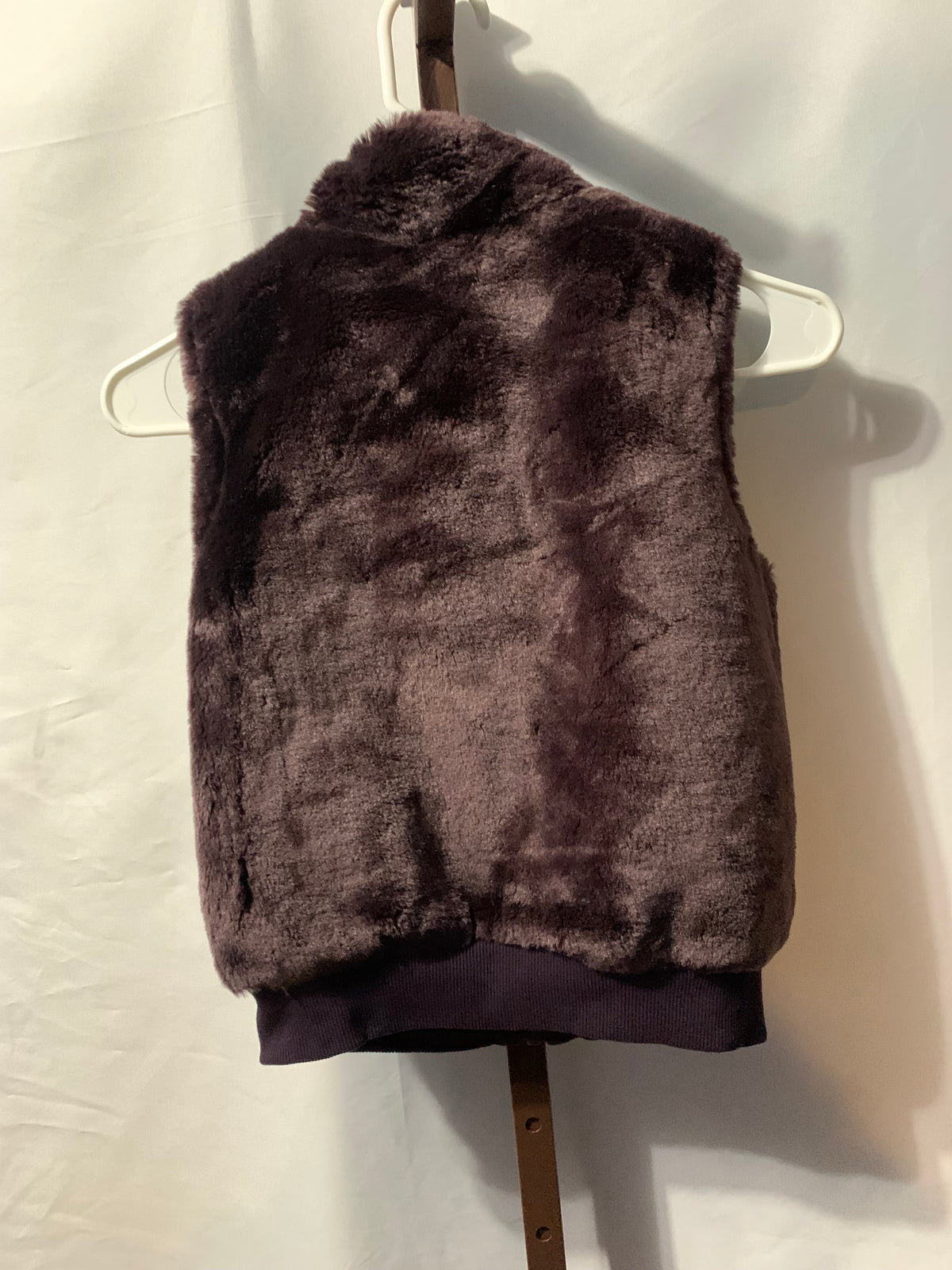 Gymboree girls brown faux fur vest in size M (7-8). Acrylic & polyester blend. #gymwear #vest