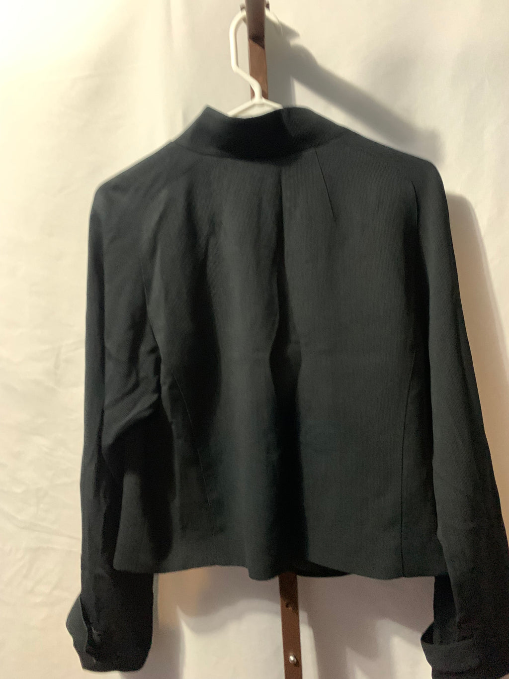Garfield & Marks black cropped jacket with button-up front and long sleeves, size 10 #cropped #buttonup