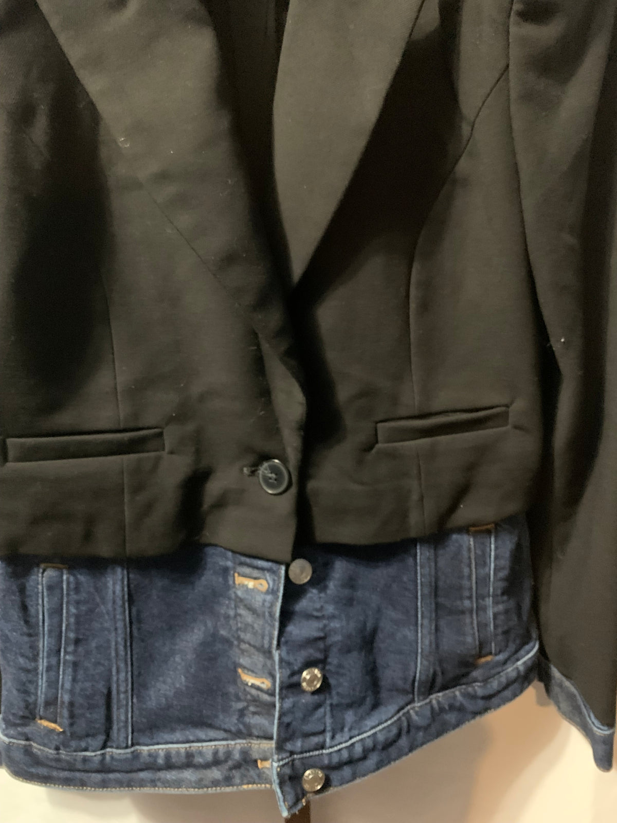 Express Tailored black single breasted blazer top, with medium-wash denim hem and cuffs, decorative front pockets.

Size XS