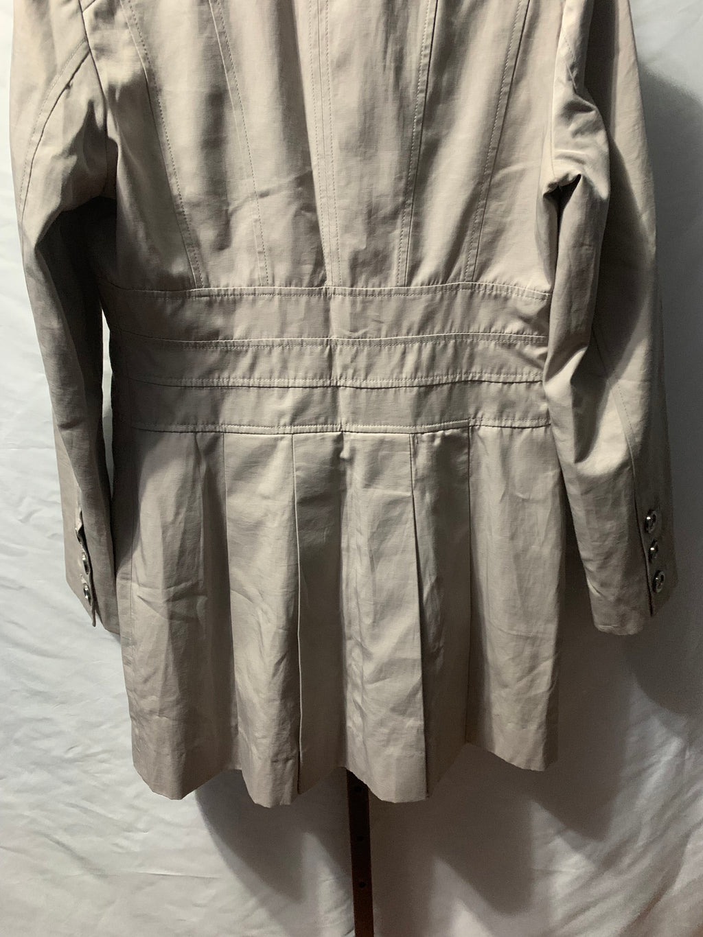 Guess beige trench coat with buttons, size M #trench #guess