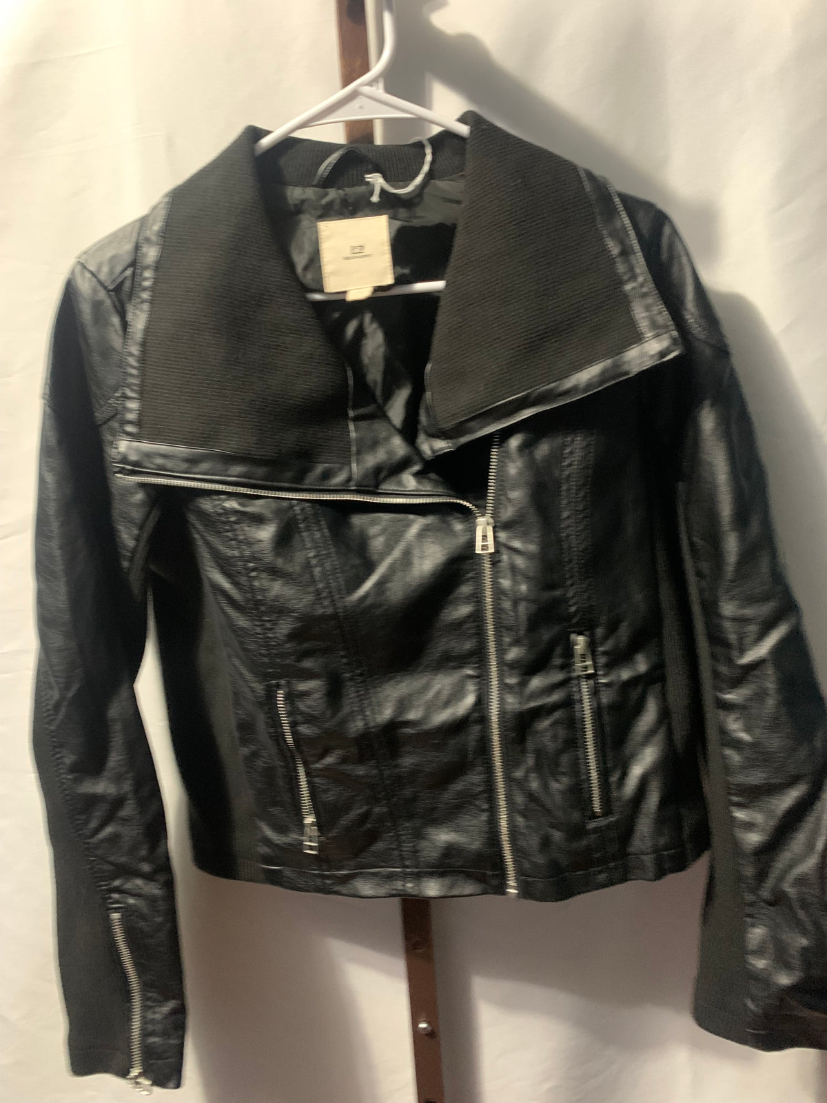 Black faux leather jacket with zipper details, size S #bikerchic #edgy