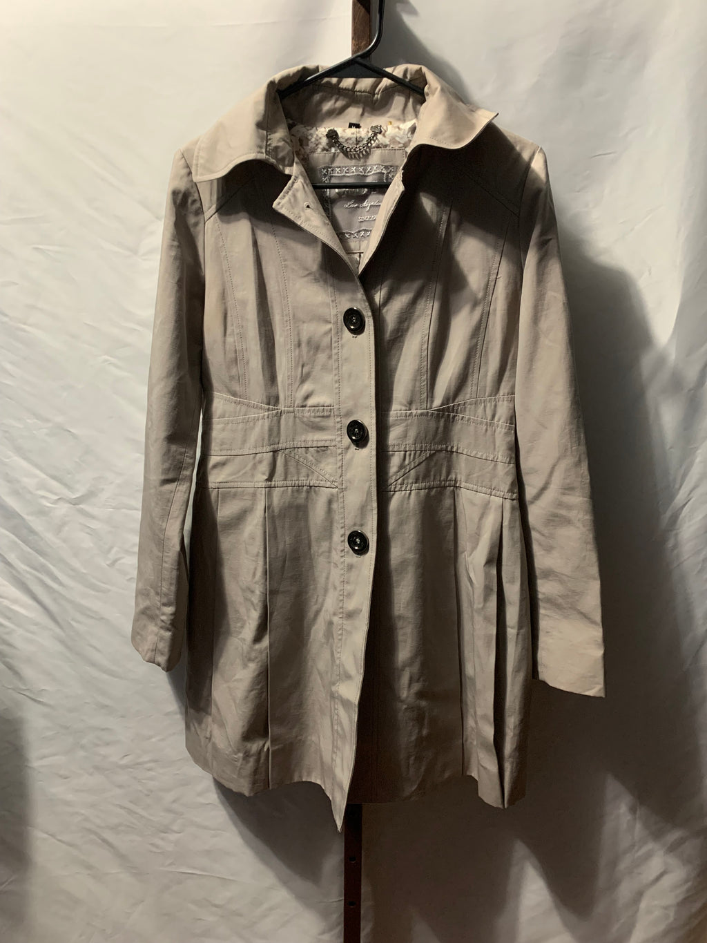 Guess beige trench coat with buttons, size M #trench #guess
