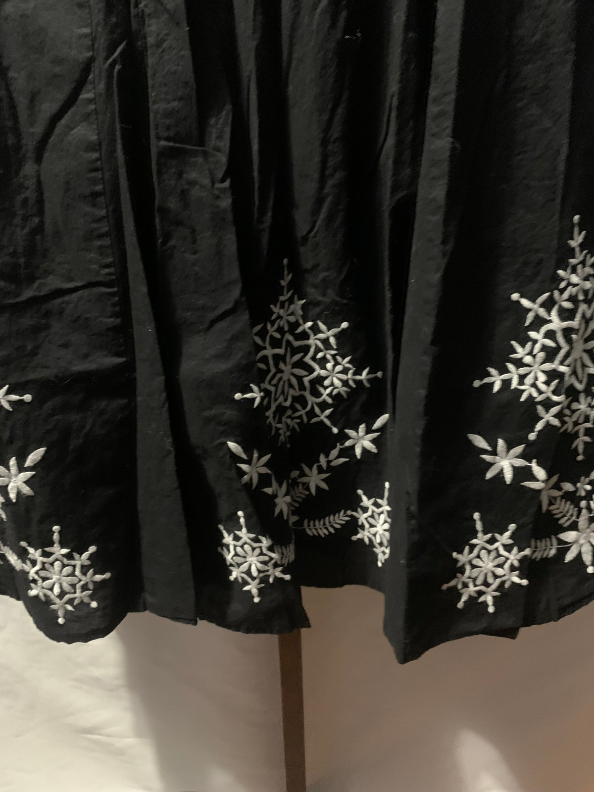 Karen Kane Black linen midi skirt with white snowflake embroidery