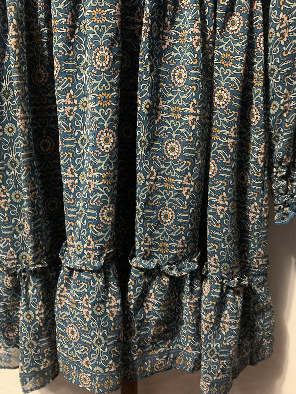 Max Studio blue and beige floral print dress with ruffle sleeves and smocked waist, size S #floraldress #boho12