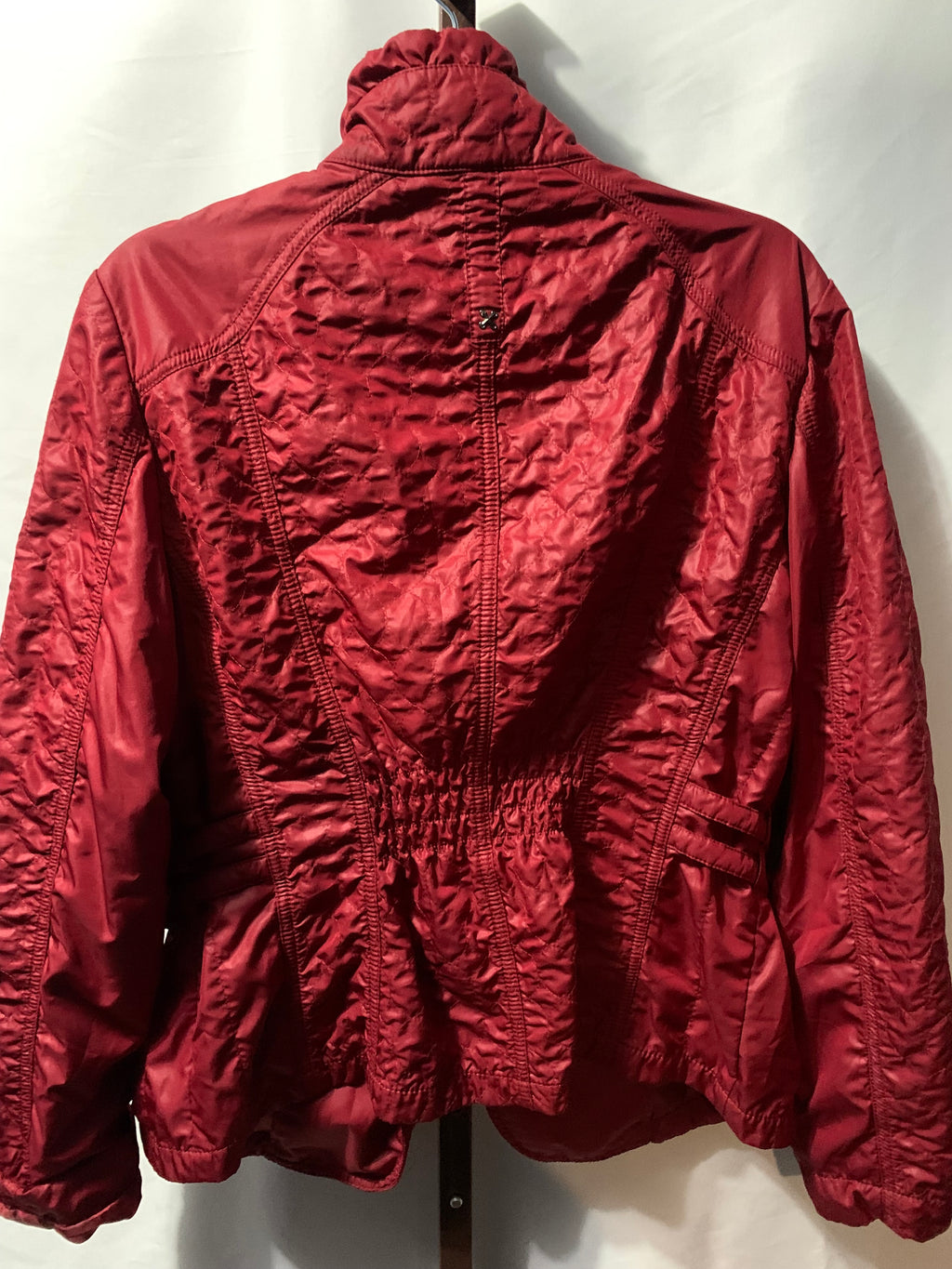 Red Taifun windbreaker jacket with quilted lining #windbreaker #outdooor

Size 14