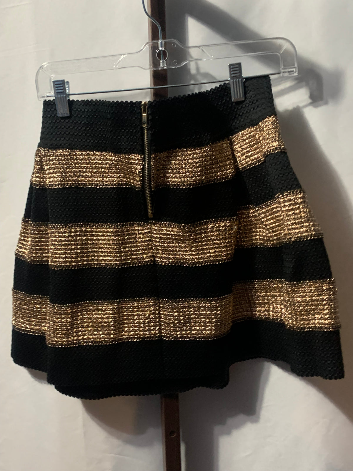 Black and gold horizontal striped mini skirt with zipper closure #glamour #party