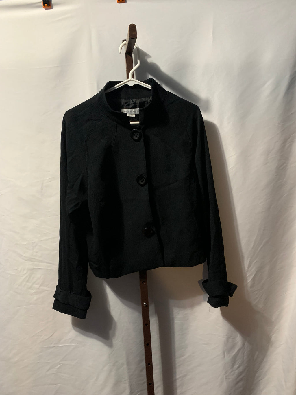 Garfield & Marks black cropped jacket with button-up front and long sleeves, size 10 #cropped #buttonup