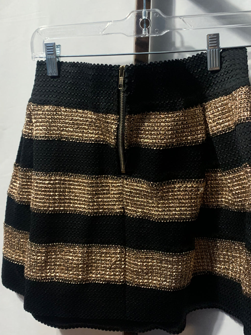 Black and gold horizontal striped mini skirt with zipper closure #glamour #party