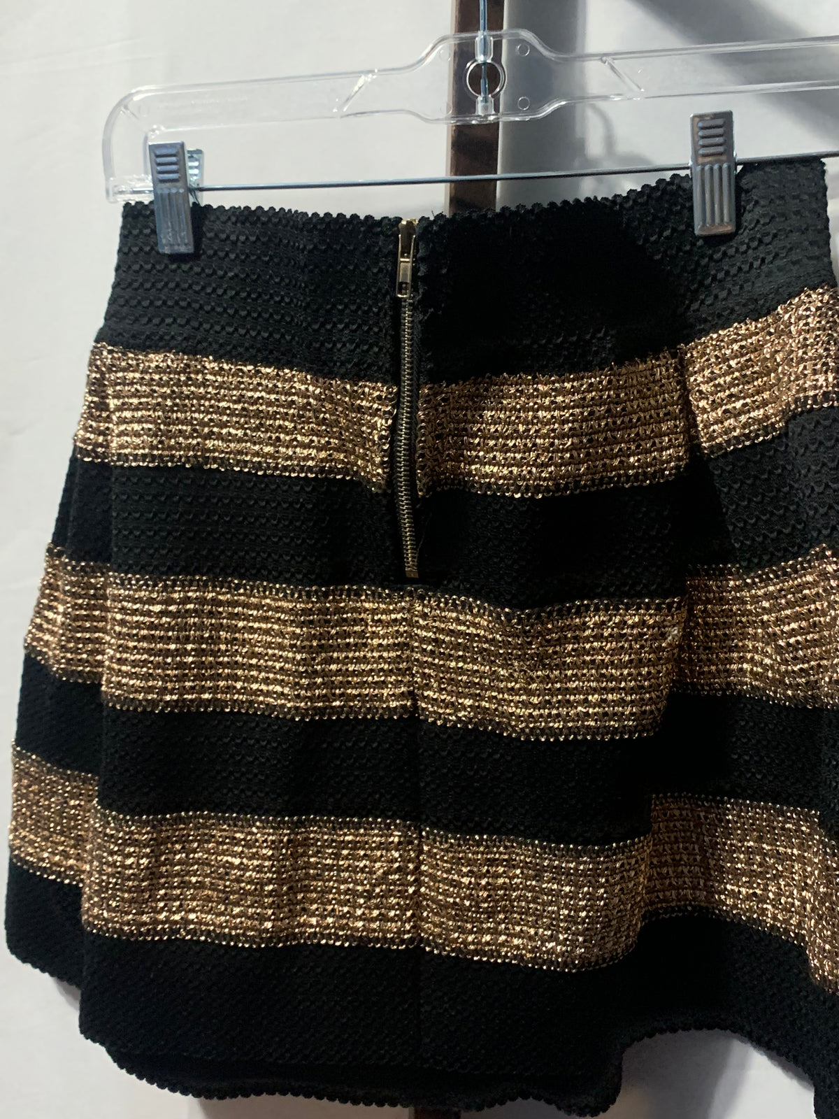 Black and gold horizontal striped mini skirt with zipper closure #glamour #party